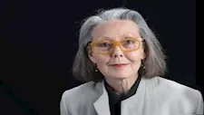 من هي الكاتبة آن كارسون الفائزة بجائزة نوبل للآداب؟