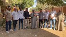 ممر شرفي وتصفيق حار.. طلاب مدرسة بالمنيا يودعون عامل لبلوغه سن المعاش - فيديو وصور