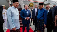 رئيس وزراء ماليزيا ينشر صورًا لاستقبال الرئيس السيسي في كوالالمبور