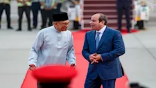 السيسي ممازحًا رئيس وزراء ماليزيا: شخصيتك ساحرة ومبهرة ومقدرش أنافسك