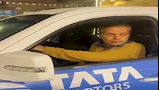 توفيق عكاشة يقود سيارة تاتا ربع نقل في طنطا.. ما القصة؟