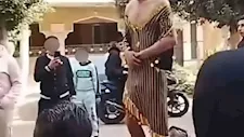 ضرب وإذلال.. شهود عيان يروون لحظة إجبار شاب على ارتداء بدلة رقص ببنها
