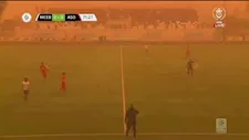 عاصفة ترابية شديدة تخيم على مباراة في الدوري الجزائري (صور)