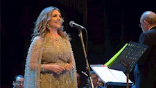 نادية مصطفى تحتفل مع جمهورها في الإسكندرية بعيد الحب 
