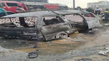 تفحم سيارة أعلى نفق الزعفران بالقاهرة