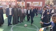 بـ"لمسات كروية" مع الطلاب.. محافظ الأقصر يفتتح ملاعب "العضايمة" (صور)