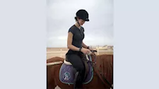 على حصان.. تارا عماد تحتفل بالعام الصيني الجديد