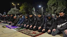 صور| آلاف الفلسطينيين يؤدون صلاة التراويح الأولى في المسجد الأقصى