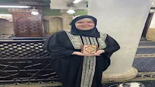 سائحة مجرية تشهر إسلامها في مسجد ابوالحجاج بالأقصر 