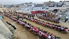 رمضان غزة.. نازحون يقيمون موائد إفطار جماعي بين الأنقاض- صور وفيديو