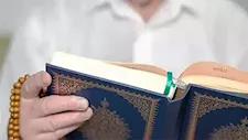 بـ 13 أدبًا.. الأزهر للفتوى يوضح كيف تعظِّم القرآن وتتعامل مع المصحف الشريف
