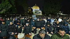 في صلاتي العشاء والتراويح.. 60 ألف فلسطيني يتحدون "خطة كاتس"- صور