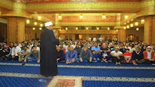   وسط حشود المواطنين.. محافظ جنوب سيناء يؤدي صلاة التراويح في طور سيناء