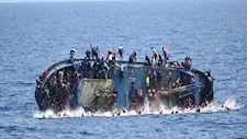 قتلى ومفقودون بعد انقلاب قارب مهاجرين قبالة جزيرة يونانية