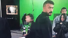 "ماتخلونيش أقل أدبي عليكم".. أحمد العوضي ينفعل على تميم يونس في "الكاميرا