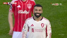"بابتسامة".. رد فعل غريب لمحمد صلاح عقب استبداله أمام نوتينجهام (صور)