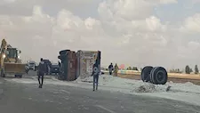رفع أثار حادث انقلاب شاحنة على سيارة ملاكي في السويس 