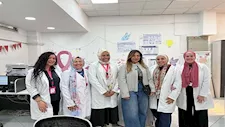 ليلى علوي تطلع على منظومة العمل بمستشفى الثدي جامعة القاهرة 