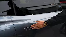 حظر مقابض الأبواب المخفية في السيارات بالصين.. ما السبب؟