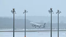 استمرار تعليق الرحلات الجوية في مطار برلين بسبب الجليد الأسود
