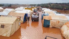 سوريا.. وفاة طفلين ومتطوعة وتضرر 14 مخيما جراء فيضانات مفاجئة