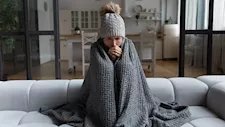هل الشعور بالبرد دائمًا مؤشر على مشكلة صحية؟