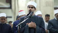 النابغة الكفيف عبد الله عمار يؤمُ المصلين في العشاء والتراويح بالجامع الأزهر