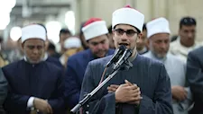 لآلئ الأزهر.. "النابغة" القرآني الكفيف عبد الله عمار يؤم المصلين بالجامع