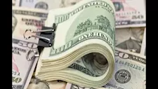 كيف تراجع الدولار رغم خروج الأموال الساخنة وتحركات الإنتربنك؟