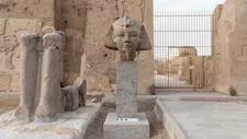 انتهاء ترميم رأس تمثال من الجرانيت للملك رمسيس الثاني داخل معبده بأبيدوس