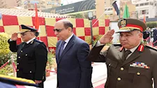 محافظ المنيا يضع إكليلًا من الزهور على النصب التذكاري احتفالاً بالعيد القومي
