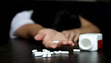 أجبر صغيرته على  تعاطي المخدرات.. مأساة مريم وإخوتها في شوارع الفيوم