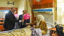 من صلاة العيد إلى المستشفى.. محافظ الإسكندرية يزور "أطفال الأنفوشي" لتهنئتهم بالعيد
