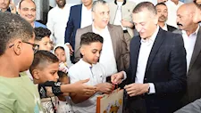 محافظ أسوان يوزع العيدية وكروت تحمل تهنئة السيسي بالعيد 