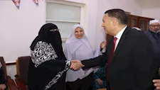 بالورود والهدايا.. محافظ القليوبية يشارك نزلاء دار المسنين ببنها فرحة العيد