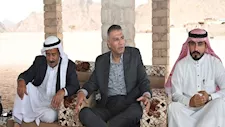 محافظ جنوب سيناء يتفقد وادي خريزة ويوزع لحوم العيد على الأهالي -صور