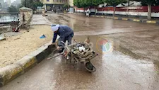بمقشة وابتسامة.. بطولة عامل نظافة تحت الأمطار بكفر الشيخ: "ربنا هو السند"