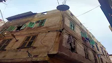 نجا الزوج والأطفال ورحلت الأم.. تفاصيل انهيار سقف عقار بسبب الأمطار بالإسكندرية