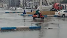  بين ذراعيه يحميه من المطر.. مشهد إنساني لشاب وكلبه فوق "فيسبا" بالسويس