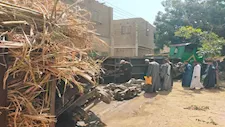 بالصور.. انقلاب قطار محمل بالقصب وسط المنازل بمدينة السباعية بأسوان.