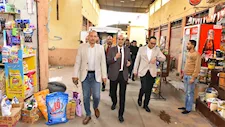بالصور - محافظ أسيوط يتفقد السوق الحضاري بالحمراء لتطويره واستيعاب الباعة الجائلين