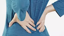  في هذه الحالة.. آلام الظهر علامة على ورم في العمود الفقري