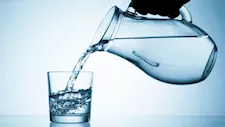  تسبب مشكلات في الرئة والمعدة.. احذر شرب الماء بهذه الطريقة
