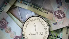 سعر الدرهم الإماراتي والدينار الكويتي يقفزان إلى قمة قياسية بنهاية تعاملات اليوم
