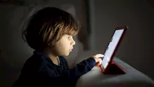 هل الشاشات تضر صحة طفلك؟.. 7 آثار يجب معرفتها