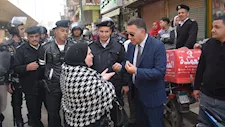 بالصور- محافظ القليوبية يقود حملة لنقل الباعة الجائلين وإعادة الانضباط