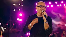 "صوت شكّل وجدان أجيال".. عمرو دياب يودّع هاني شاكر