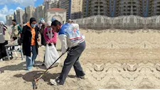 بمشاركة 70 متطوعًا.. مبادرة "رفاق المناخ" تنظف شاطئ المندرة بالإسكندرية (صور)