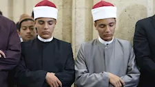 أصغر إمامين.. التوأمان "الحسن والحسين" يؤمان المصلين بالجامع الأزهر 