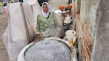 قصة كفاح ملهمة.. حكاية "أم" بالشرقية تعمل في 3 وظائف من أجل أبنائها (صور)